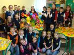 Dzieci w towarzystwie pani Dyrektor Doroty Ręczkowskiej oraz opiekunek świetlicy  pani Edyty Pichurko i  pani Iwony Koźmic.